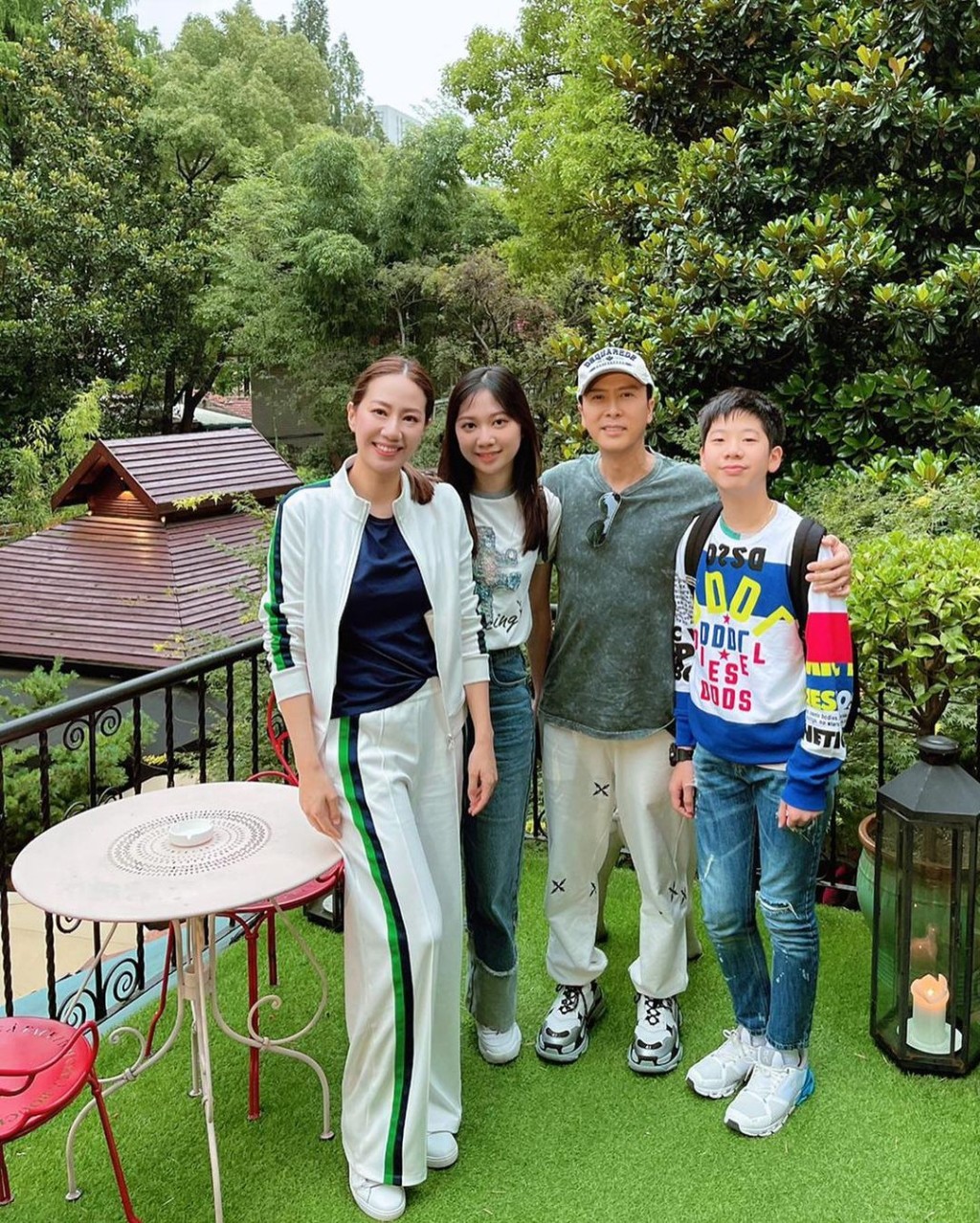 早前一家人陪甄子丹到上海宣傳。