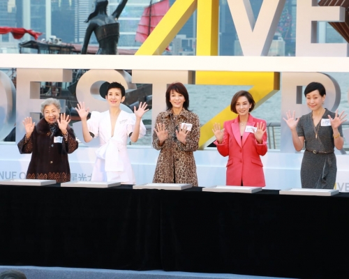 (左起)羅蘭、吳君如、鄭裕玲、毛舜筠及葉童一同進行打手印儀式。