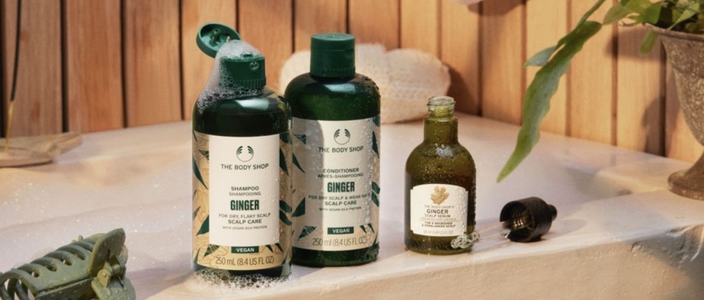 The Body Shop升级版王牌生姜洗护系列洗发露/左及护发素/右/$69/250ml、$99/400ml，蕴含斯里兰卡生姜精油、白柳树及白桦树皮萃取物，活化头皮健康，另配合全新纯素丝蛋白及维他命原B5作内外修护。