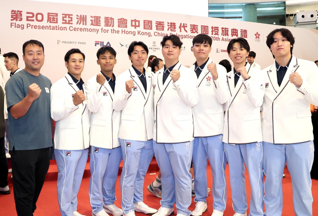 香港男子手球队全运后大换血,今届亚运有一半都是年轻新人,队长谢永辉(左二)望突破八强成绩。徐嘉华摄 香港男子手球队全运后大换血,今届亚运有一半都是年轻新人,队长谢永辉(左二)望突破八强成绩。徐嘉华摄