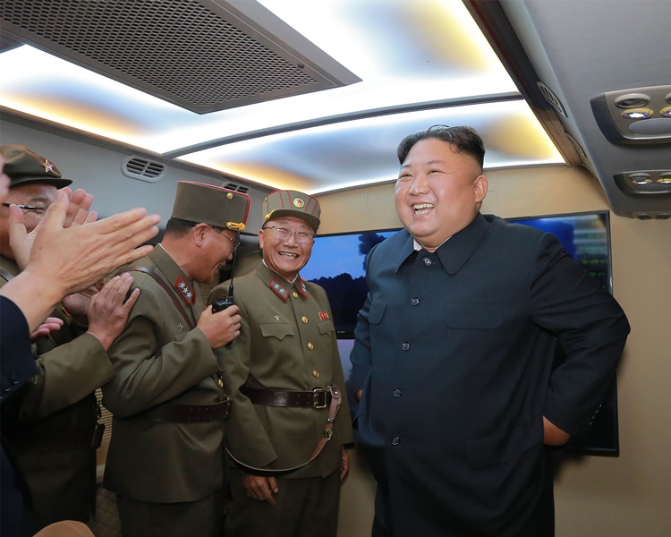 朝中社发布了多张金正恩在现场指导的图片。AP