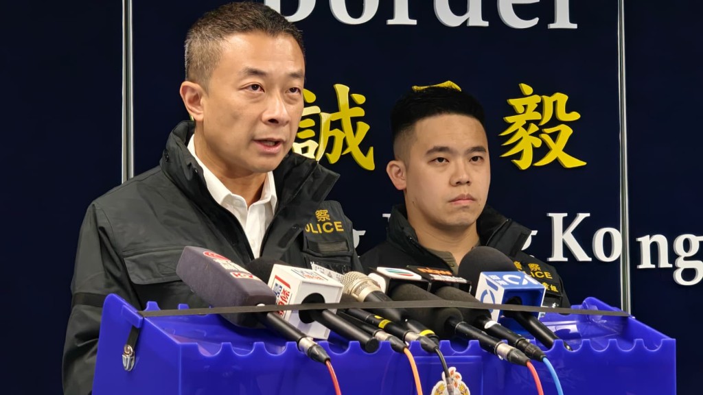 邊界警區助理指揮官行動及刑事警司陳啟澤（左）向傳媒簡報案情。