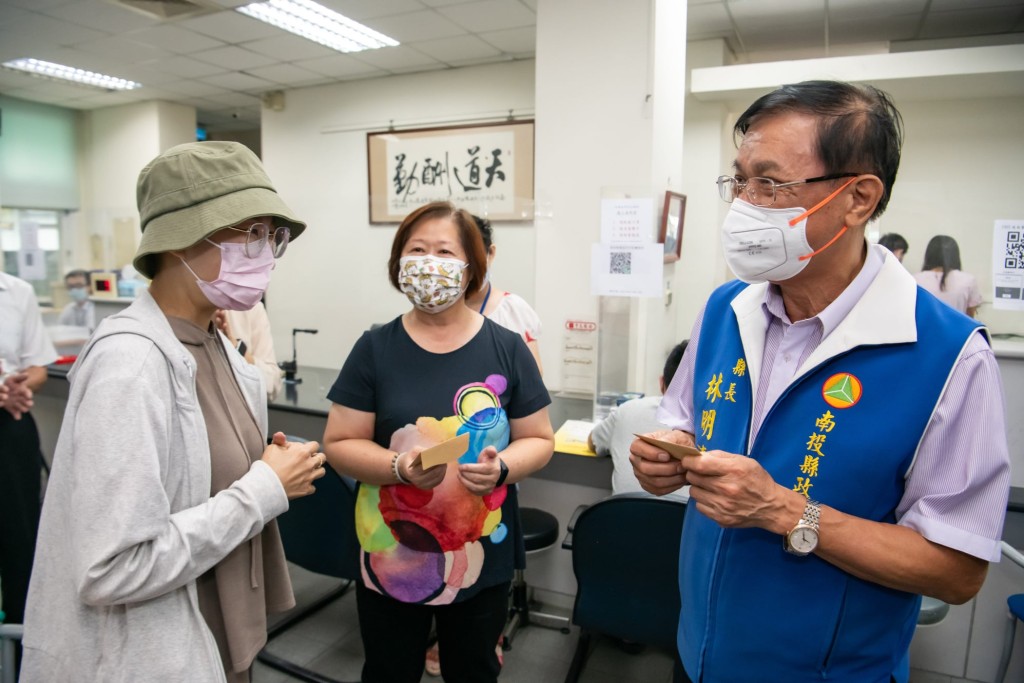 縣長在完婚過程中，勉勵一對新人。 網圖