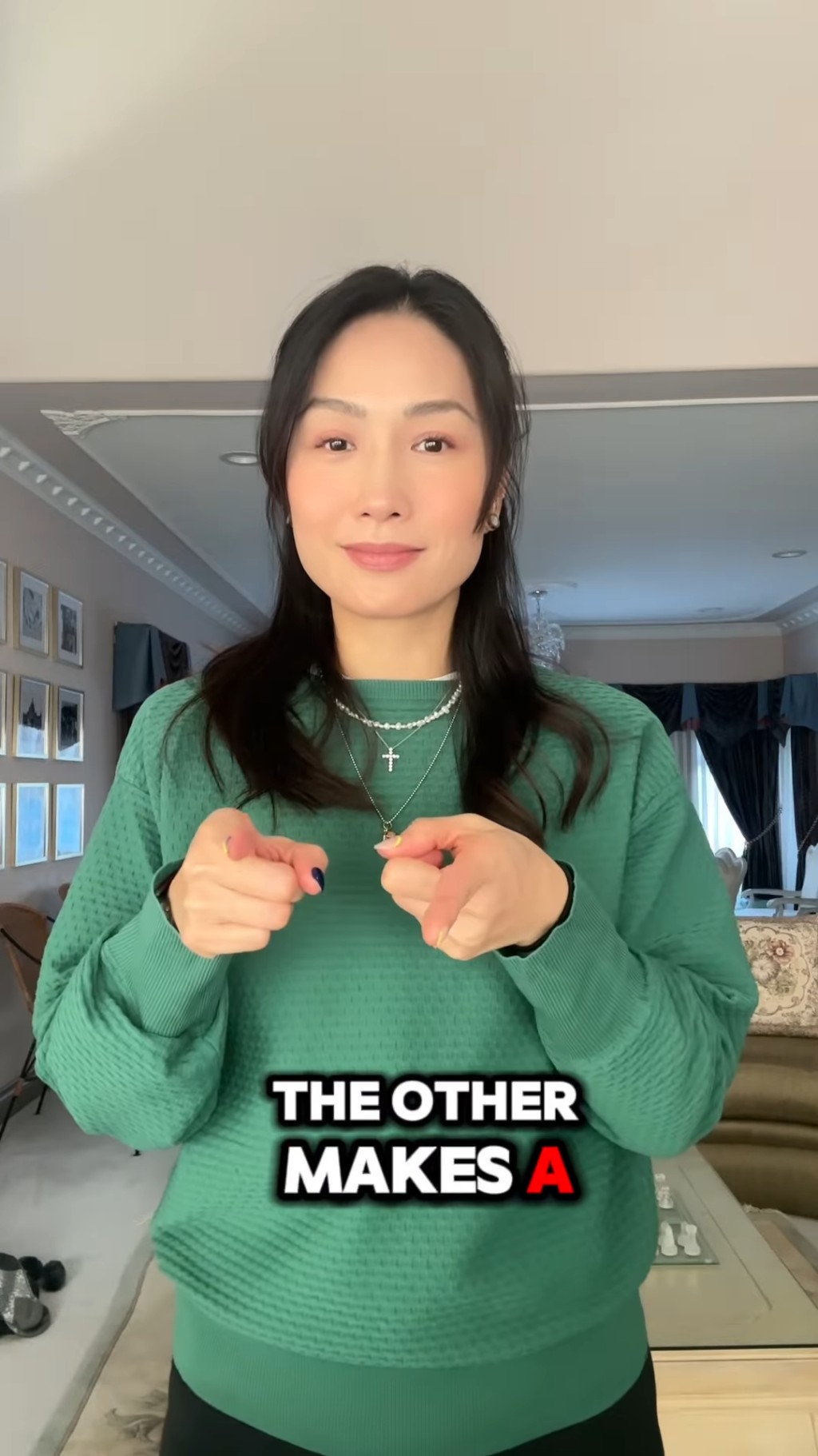 牆身則放了大量畫作，大屋樓底極高，極具空間感，歐式設計也很顯氣派。