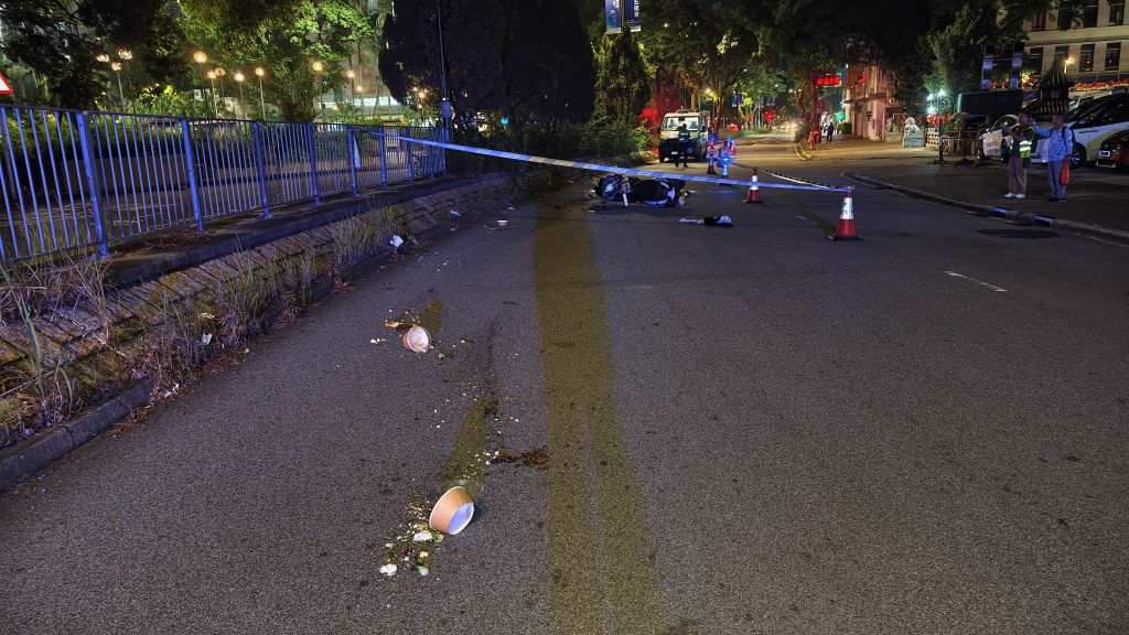 現場有外賣食物散落一地。