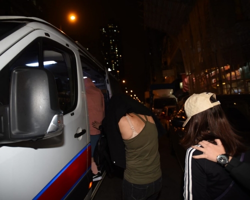 警方於荔技角道一間無牌樓上酒吧拘捕18人。