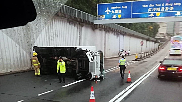 貨車失控撞欄翻側。fb:馬路的事 (即時交通資訊台)