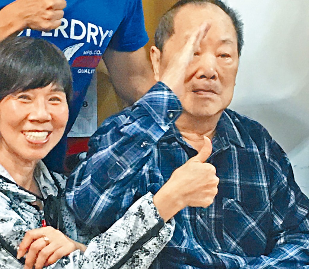泉叔雖因中風有口難言，仍自發用右手向拍攝團隊敬禮。