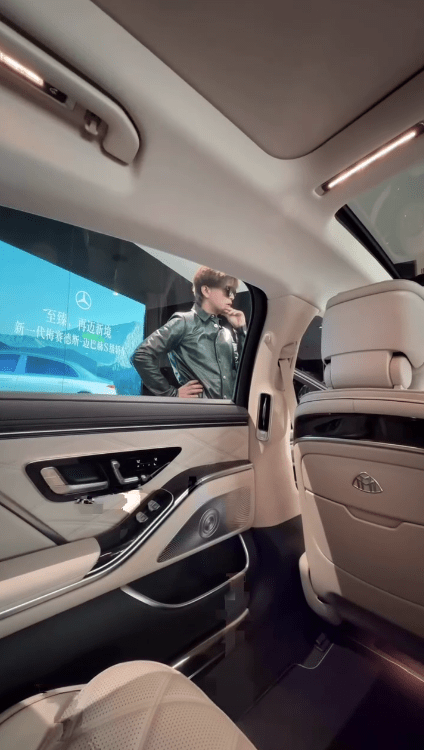 陳曉東對新車愛不釋手，從車廂內外仔細欣賞。