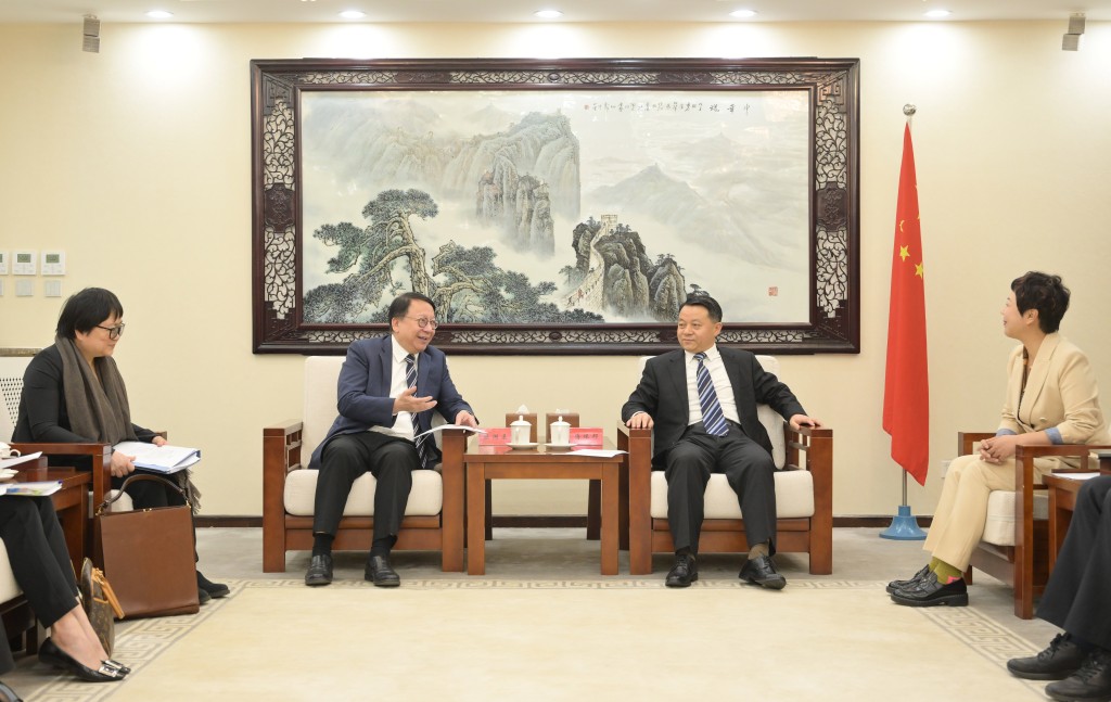 陳國基（左二）與中華全國青年聯合會副主席傅振邦（右二）會面。政府新聞處圖片