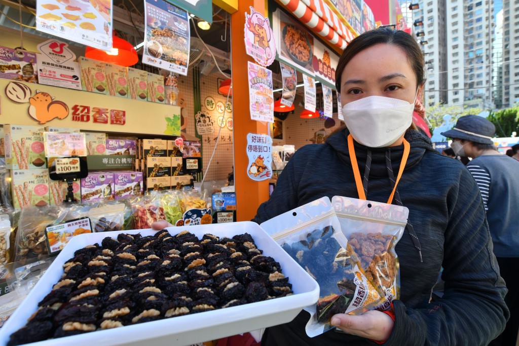 吳太一家趁小朋友放假到工展會購物。盧江球攝