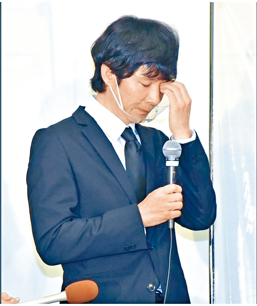 昨日渡部建首次現身記招向外界道歉，表現緊張。