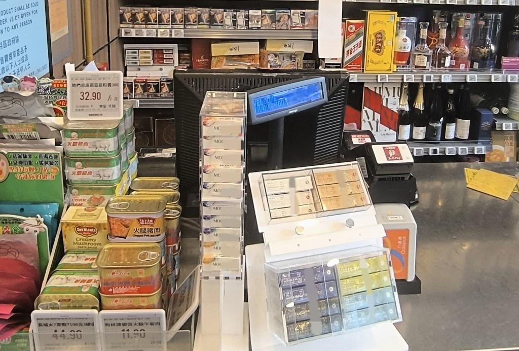 「白牌烟」近期成功进驻某连锁超市，店内收银柜位更设置了专柜。 陶法德摄
