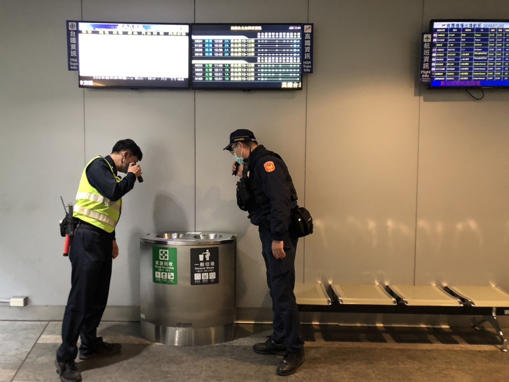 捷運警察隊運用無線電波偵測器及金屬探測器就機捷各站體內垃圾桶、廁所和其他易藏匿爆裂物的可疑處所。資料圖
