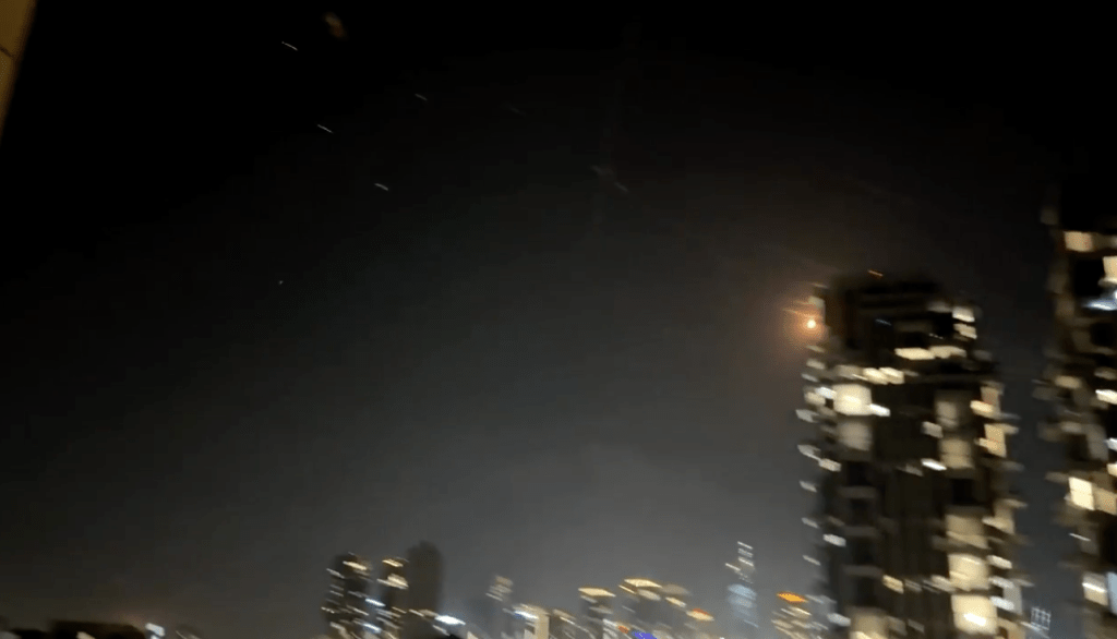 有伊朗導彈突破以色列「鐵穹」防禦系統,在特拉維夫夜空劃過,並向地面擊落。路透社路透社 有伊朗導彈突破以色列「鐵穹」防禦系統,在特拉維夫夜空劃過,並向地面擊落。路透社路透社