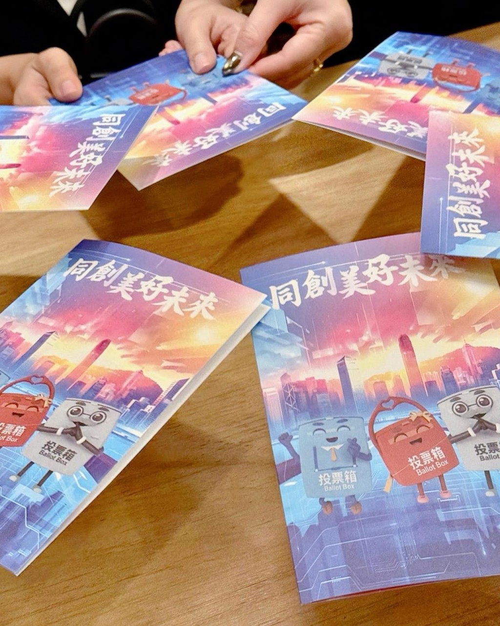 保安局局長鄧炳強在社交平台表示,與家人及鄰居一同前往票站投票,過程順利。鄧炳強FB圖片 保安局局長鄧炳強在社交平台表示,與家人及鄰居一同前往票站投票,過程順利。鄧炳強FB圖片