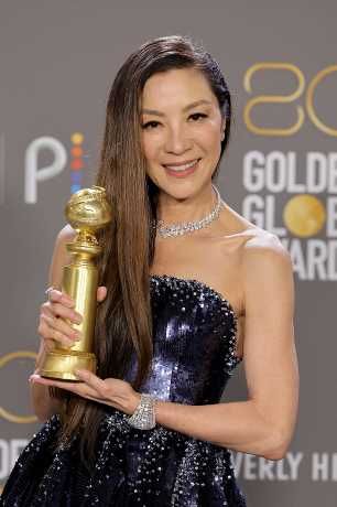 影壇盛事《第80屆金球獎》於日前舉行， 首次獲提名的楊紫瓊憑《奇異女俠玩救宇宙》一擊即中，奪得喜劇組影后。