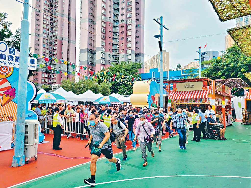 美食嘉年華昨在葵涌運動場開幕，大批市民狂奔搶購1元貨品。