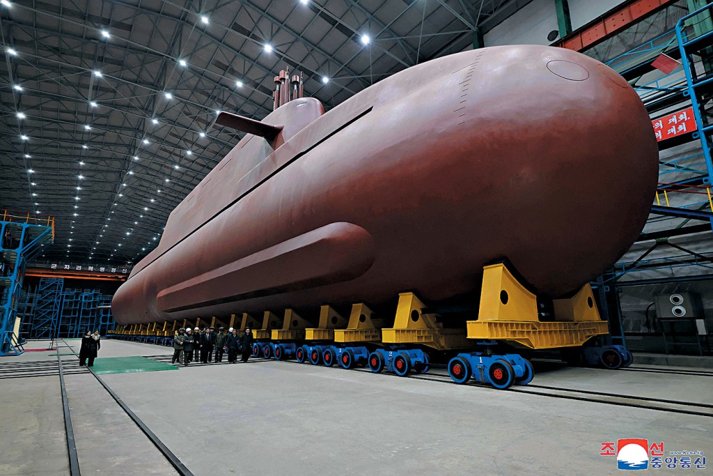 金正恩视察核动力战略导弹潜艇的建设工程。 