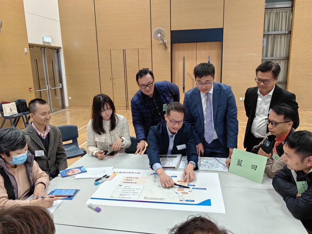 路政署署長邱國鼎及首長級同事在規劃初期親自帶領公務員團隊，舉辦超過20場諮詢會及實地考察，聆聽立法會、區議員及居民的意見。