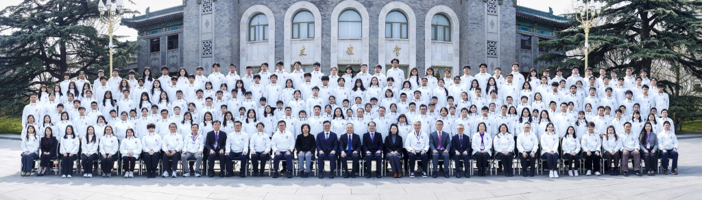 中央港澳工作辦公室、國務院港澳事務辦公室副主任農融（前排右十六）3月30日於北京友誼賓館親切接見參訪團。政府新聞處