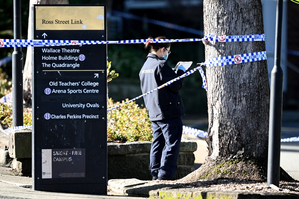 警方在悉尼大学校区调查。 路透社
