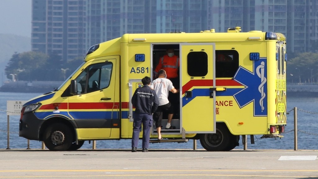其中一名船員右腳受傷送院。