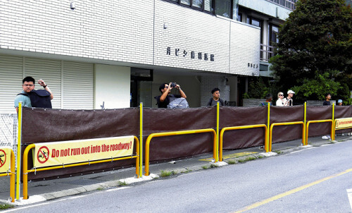 布幕相隔一年再度設置，以阻止遊客走出馬路，但高度大減近半。Yahoo Janpan