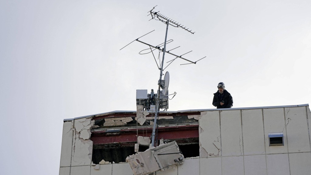 青森縣附近接近中午發生6.9級地震。  路透社