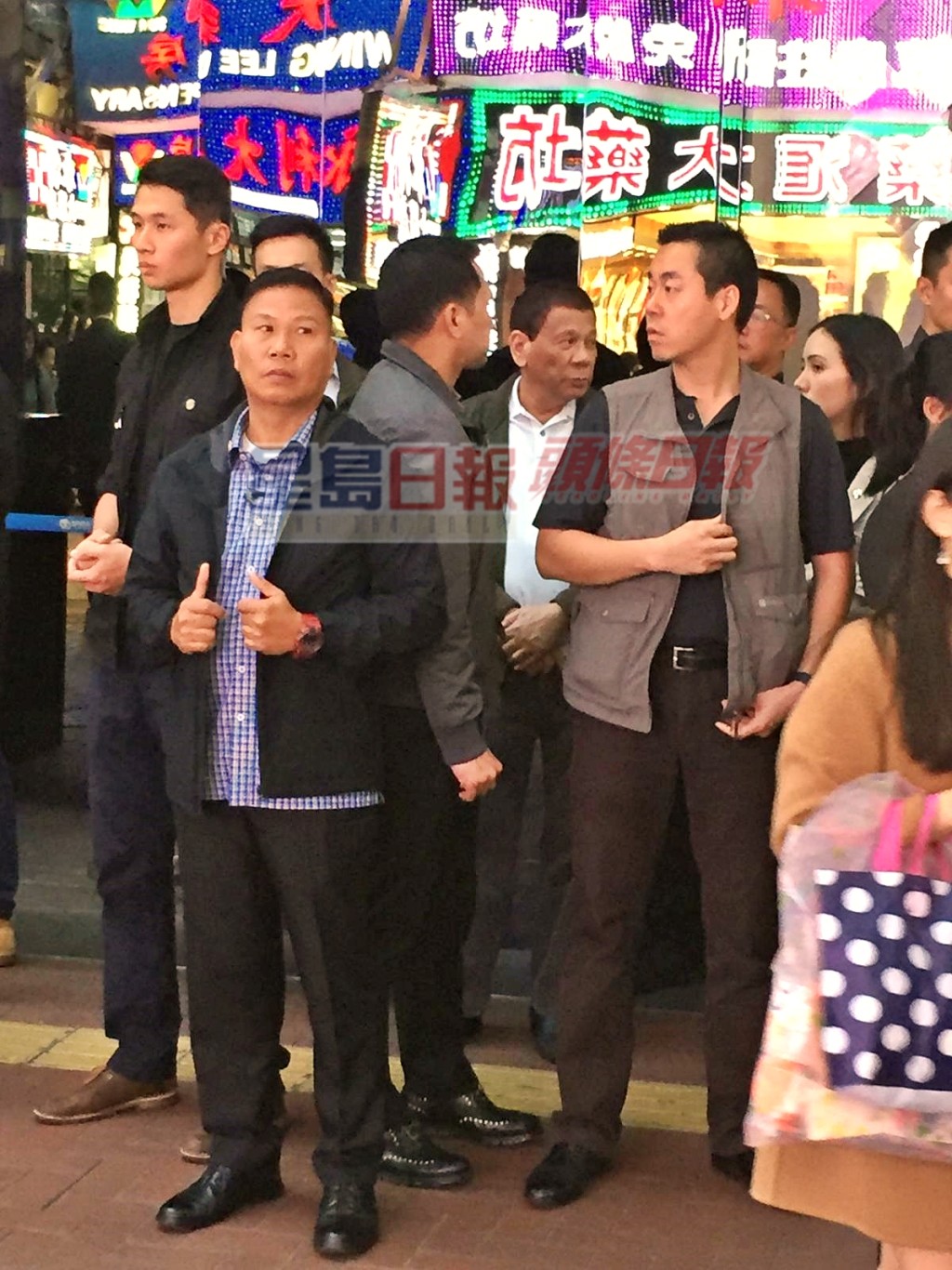 杜特爾特在一眾保鏢陪同下,出現在銅鑼灣駱克道崇光百貨門外。讀者梁先生提供