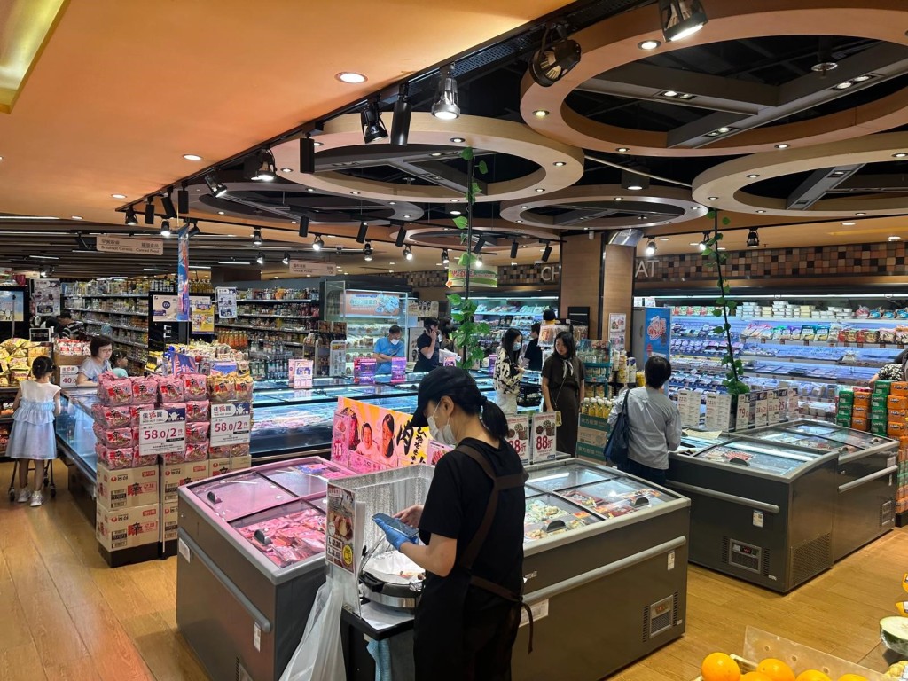 鑽石山荷里活廣場一間超市有不少市民開始入貨。 鑽石山荷里活廣場一間超市有不少市民開始入貨。