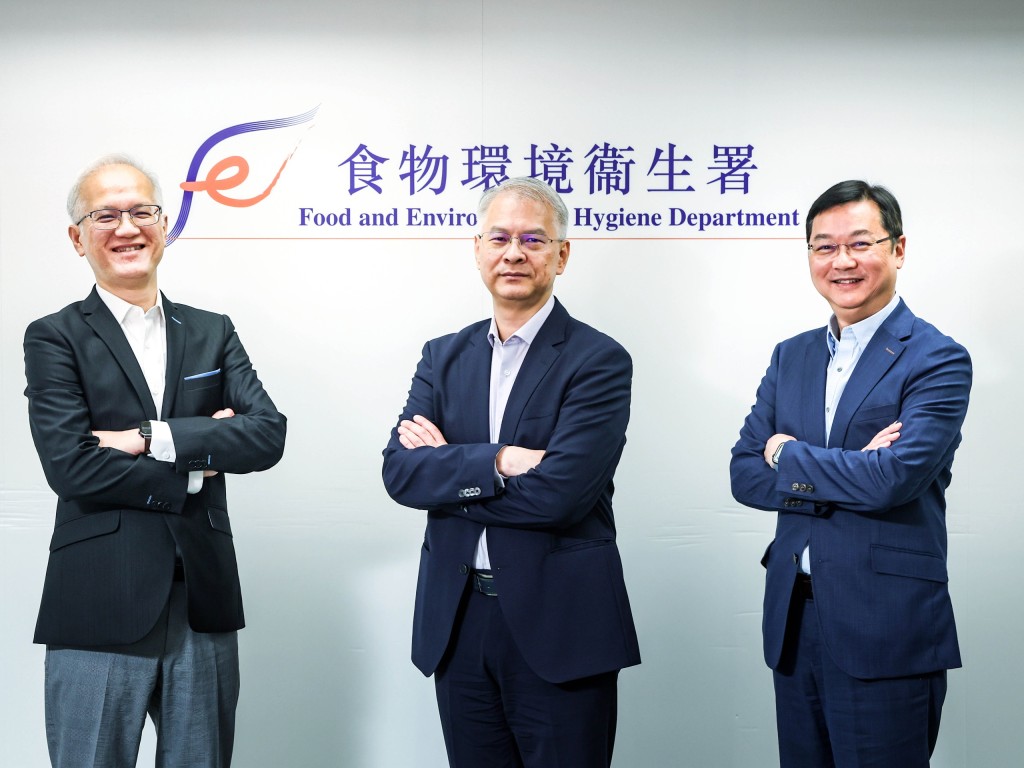 食環署素來以保障員工安全健康為首要原則，持續改善前線工作條件。左起：食環署高級總監（創新及科技）關文豪、食環署助理署長（行動）潘炳揚及食環署西貢區環境衛生總監吳義德。何家豪攝