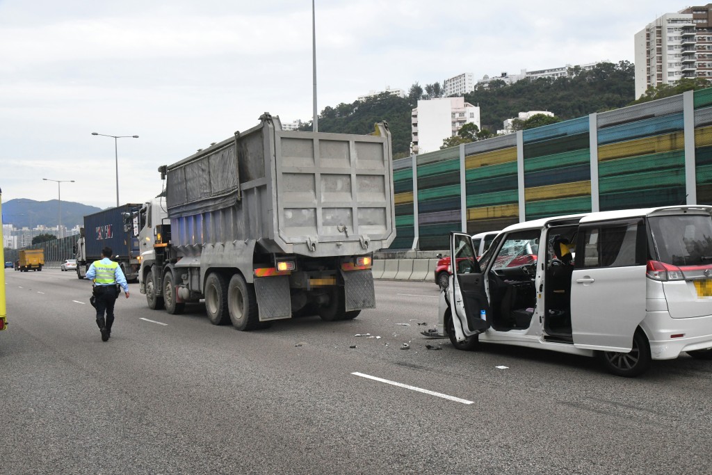 私家車車頭嚴重損毀凹陷，擋風玻璃亦告損毀。