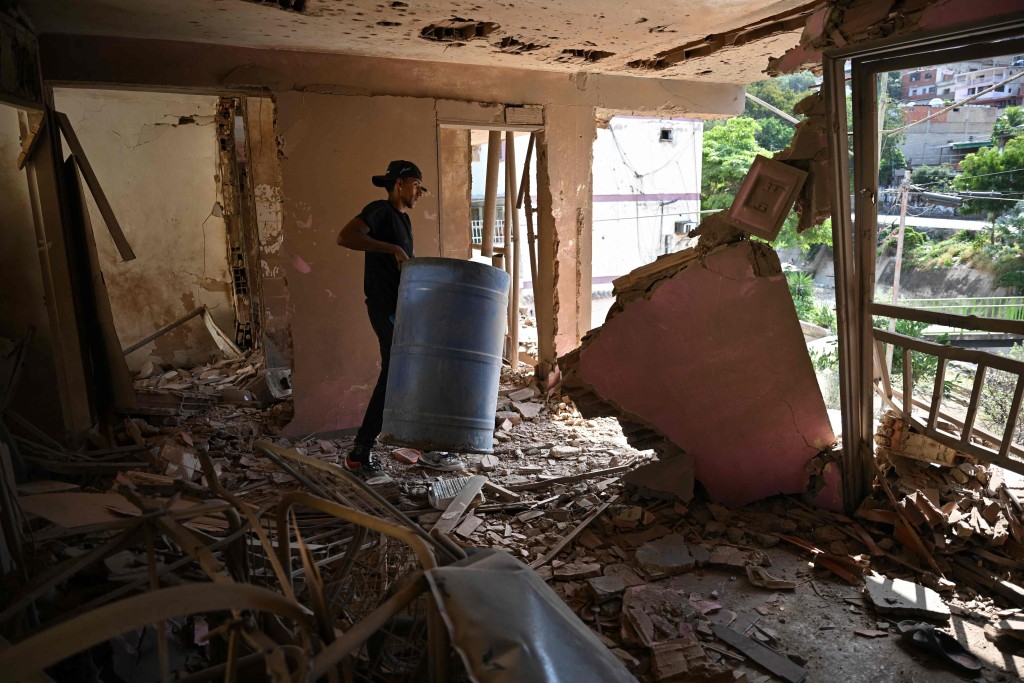 有民房在美軍空襲中受損。法新社