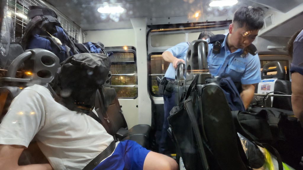 警方拘捕男司機。