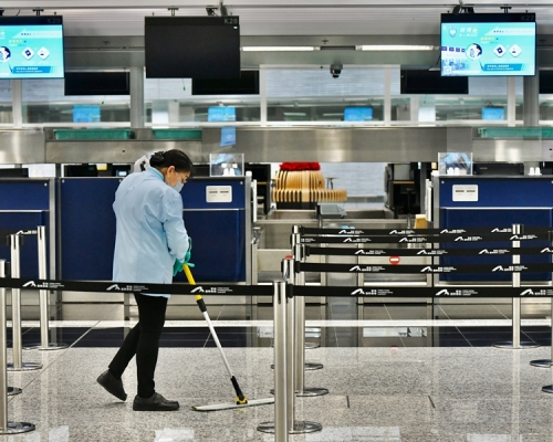 「禁飛令」正式實施,但有兩班由英國抵港的航機疑獲酌情處理,今早超時飛抵本港。資料圖片