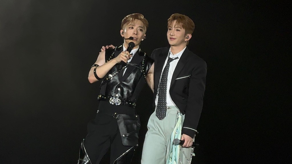 《EDAN LUI『e to E』 LIVE 2025》上,「登神」合唱港版《社內相親》主題曲《我與你的差距》。 《EDAN LUI『e to E』 LIVE 2025》上,「登神」合唱港版《社內相親》主題曲《我與你的差距》。