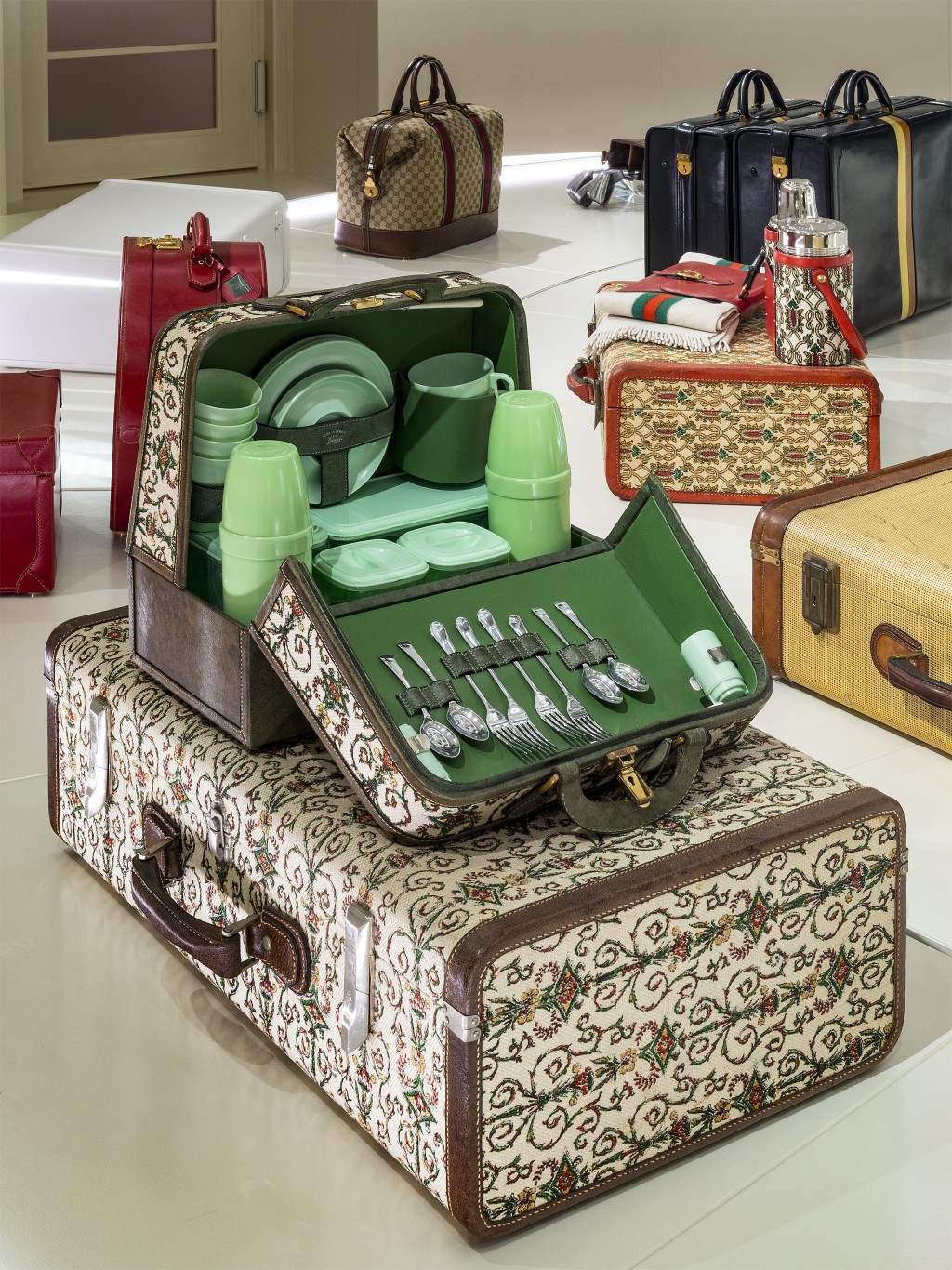 多用途设计的行李箱，正是Gucci百多年来的精致生活产物。