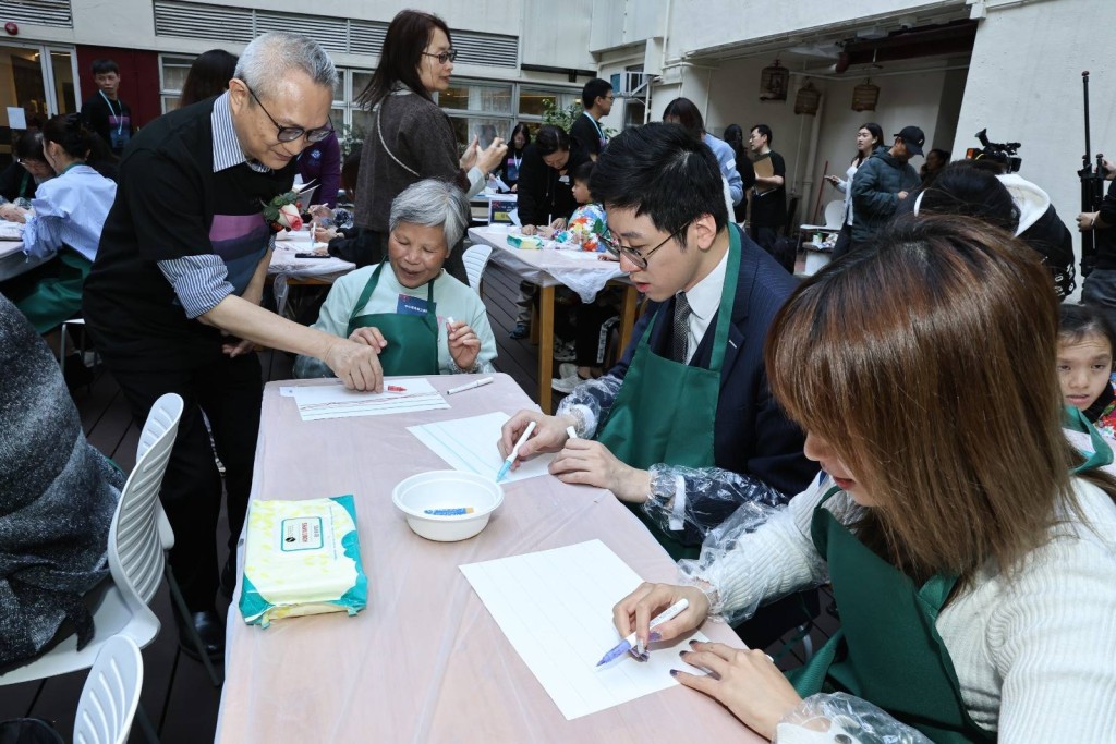 50名出席人士一起進行「Art Jamming」。