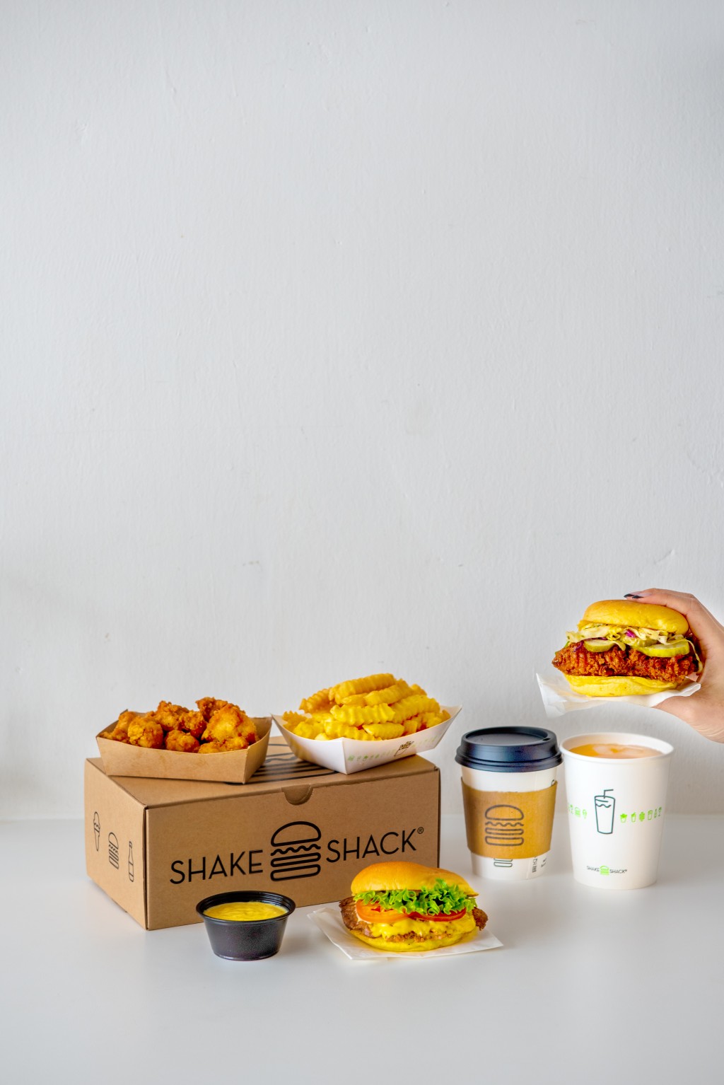 只要将与围板的合照上载至个人Instagram或Facebook，标签 #Shackventure及追踪 @ShakeShackHongKong，Shake Shack会挑选出最具冒险精神的十张相，获赠免费汉堡二人餐。