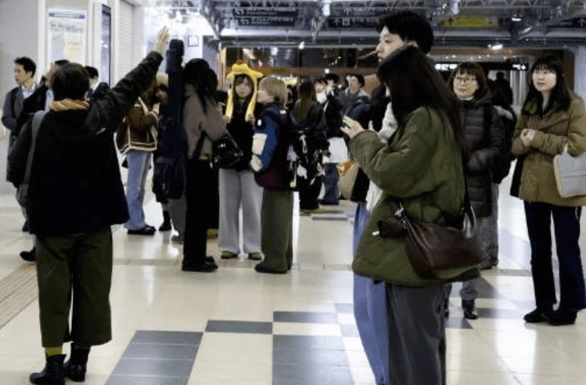 日本北部近海昨晚(12月8日)發生強烈地震,民眾表現緊張。法新社 日本北部近海昨晚(12月8日)發生強烈地震,民眾表現緊張。法新社