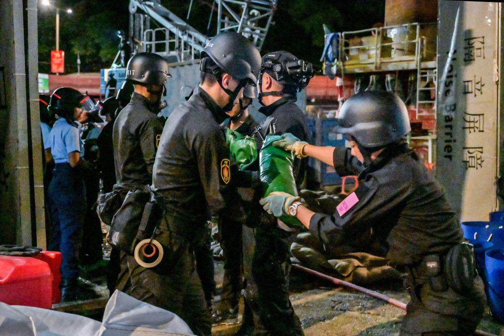 警方連夜拆除炸彈,最終花費9個多小時完成拆彈工作。香港警察fb圖片 警方連夜拆除炸彈,最終花費9個多小時完成拆彈工作。香港警察fb圖片