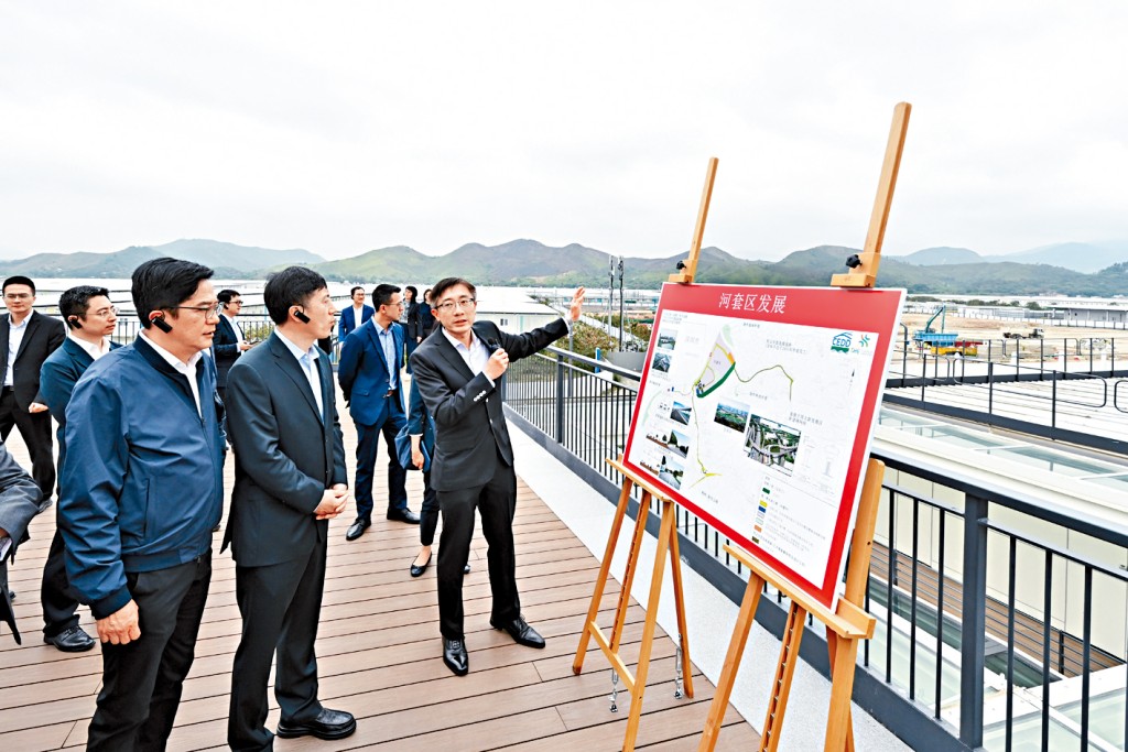 黃偉綸（左一）、陶永欣（中）與兩地政府代表團到訪河套香港園區。