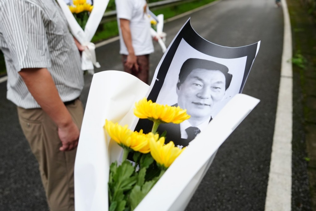 民眾前往位於湖南長沙的朱鎔基祖居「恬園」門前獻花悼念。 中新社 民眾前往位於湖南長沙的朱鎔基祖居「恬園」門前獻花悼念。 中新社