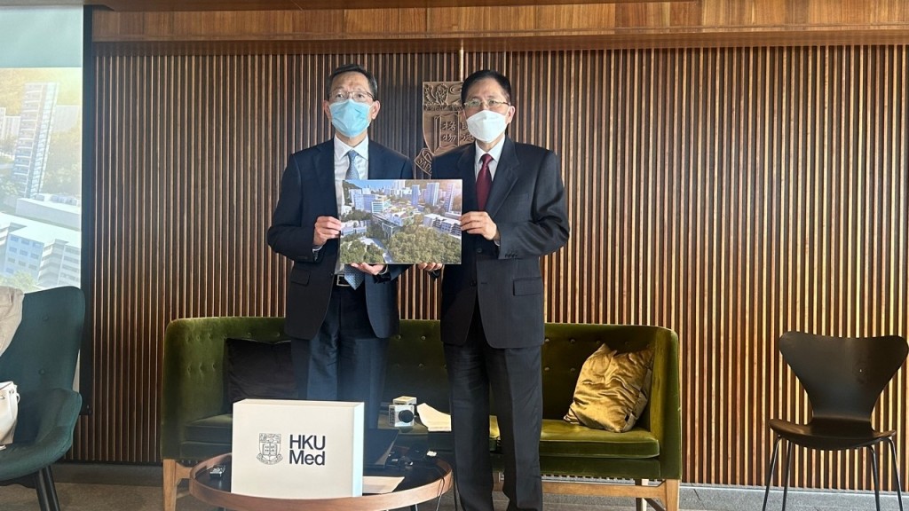 港大醫學院院長劉澤星(左)及發展及基建總監兼院長高級顧問陳應城介紹港大醫學院擴建計畫。(朱慧恩 攝)