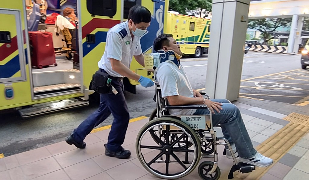 七人車上傷者送院。 七人車上傷者送院。