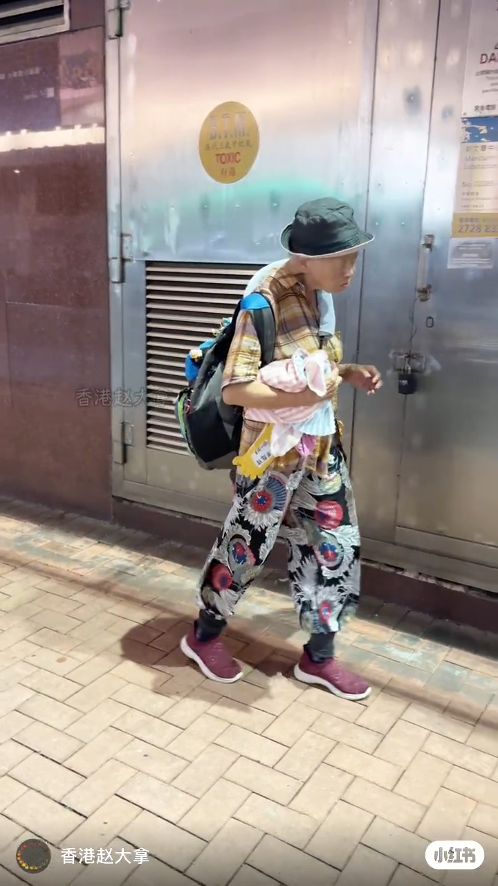 周潤發的親家姐周聰玲，日前於街上步行舉步維艱。