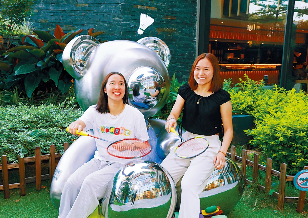 港羽女雙組合楊雅婷(左)與楊霈霖不止在場上合拍,在受訪拍照時也表情一致。