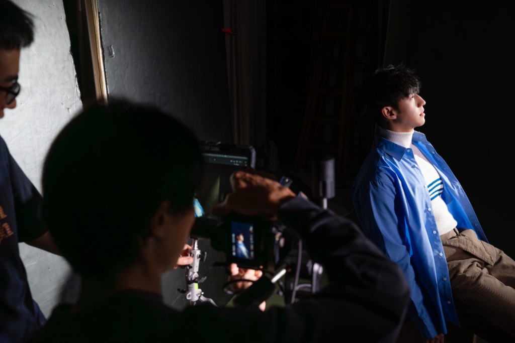 馮允謙在叱咤樂壇頒獎禮首次奪得「男歌手金獎」；而首次個人戶外騷「BLUE MOON WANDERLUST」、專輯《FRAGMENTS OF MY MIND》亦於今日（17日）舉行與面世！