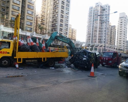 屯門公路的意外至今仍未清理。網民Yukimoe Aïno